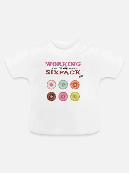 Working on my sixpack - Baby Bio-T-Shirt mit Rundhals - Weiß