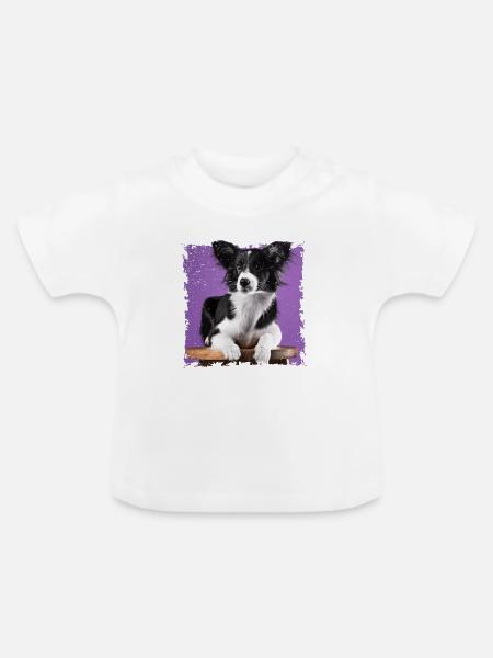 Hund sitzt auf Hocker - Baby Bio-T-Shirt mit Rundhals - Weiß