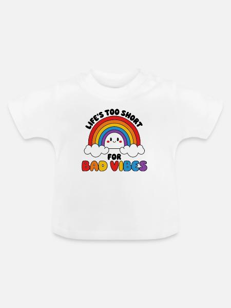Fröhlicher Regenbogen mit fröhlichen Wolkengesichtern - Baby Bio-T-Shirt mit Rundhals - Weiß