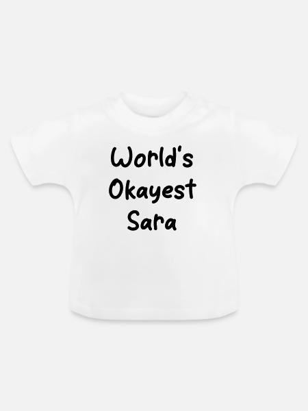 World's okayest Sara - Baby Bio-T-Shirt mit Rundhals - Weiß