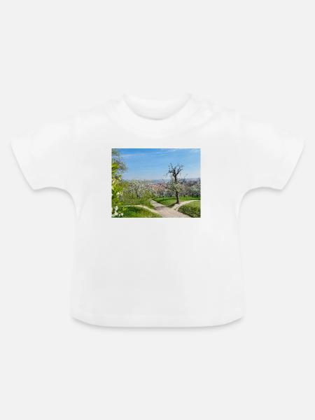 Frühlingsansicht mit blühendem Obstgarten - Baby Bio-T-Shirt mit Rundhals - Weiß
