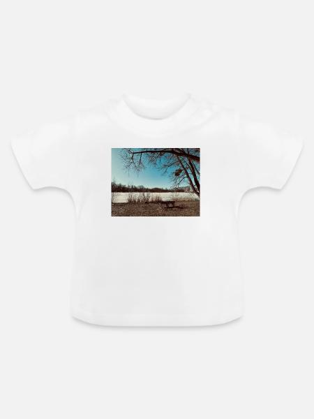 Winterlandschaft am See - Baby Bio-T-Shirt mit Rundhals - Weiß