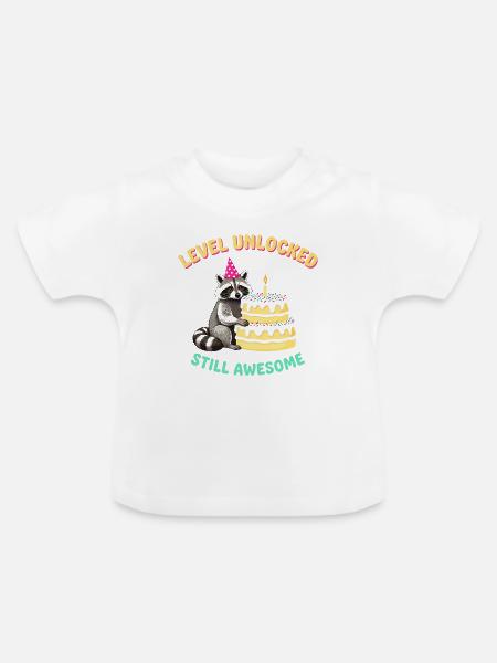 Level Freigeschaltet Waschbär am Kuchen - Baby Bio-T-Shirt mit Rundhals - Weiß