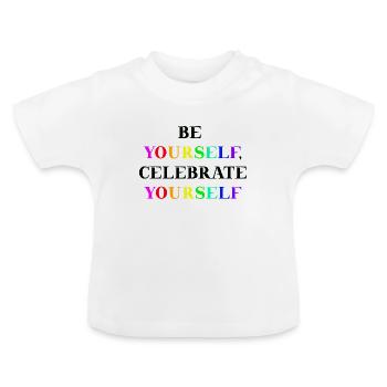 Queer Geschenkidee Be yourself, celebrate yourself - Baby Bio-T-Shirt mit Rundhals - Weiß - Vorne