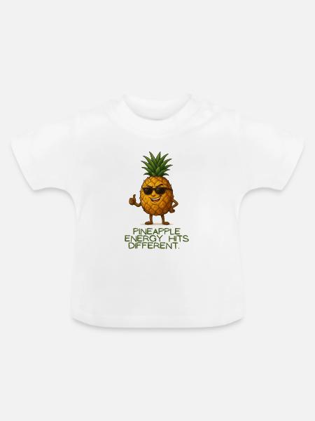 Pineapple Energy Hits Different - Baby Bio-T-Shirt mit Rundhals - Weiß