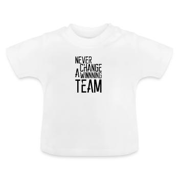 NEVER CHANGE A WINNING TEAM - Baby Bio-T-Shirt mit Rundhals - Weiß - Vorne