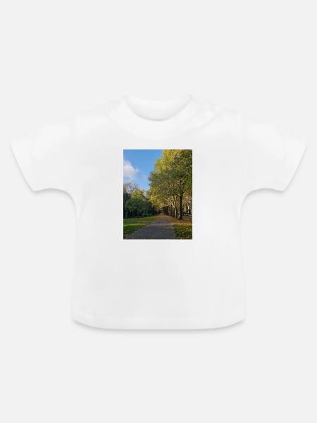 Herbstpfad durch Lauballee - Baby Bio-T-Shirt mit Rundhals - Weiß