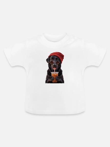 Labrador mit Mütze und Eiskaffee - Baby Bio-T-Shirt mit Rundhals - Weiß