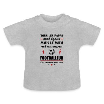 Tous les papas naissent égaux, footballeur, foot - T-shirt bio col rond Bébé - gris chiné - Devant