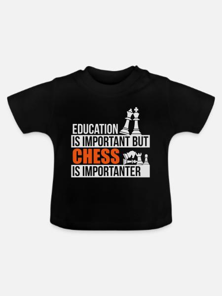 Chess is importanter - Baby Bio-T-Shirt mit Rundhals - Schwarz