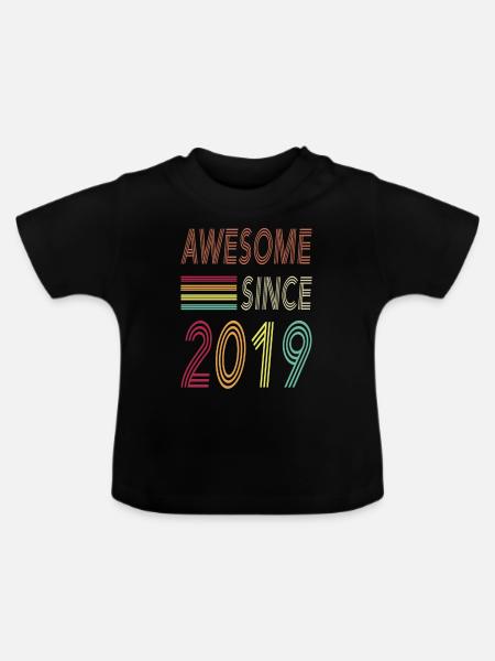 Awesome since 2019 - Baby Bio-T-Shirt mit Rundhals - Schwarz