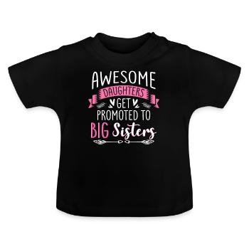 Awesome Daughters Get Promoted To Sister Family - Baby Bio-T-Shirt mit Rundhals - Schwarz - Vorne