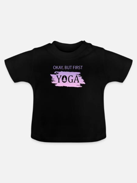 Okay, But First Yoga - Baby Bio-T-Shirt mit Rundhals - Schwarz