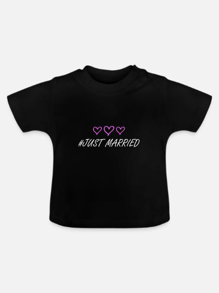 Just Married Hochzeit herzchen - Baby Bio-T-Shirt mit Rundhals - Schwarz