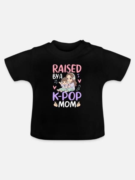 Raised By A K-Pop Mom - Baby Bio-T-Shirt mit Rundhals - Schwarz