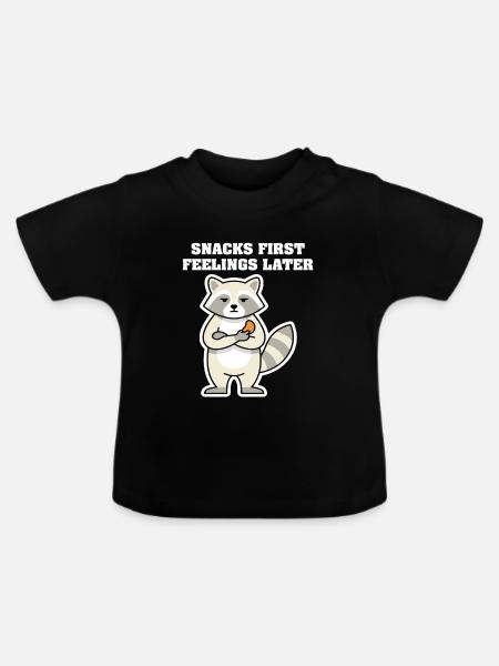 SNACKS FIRST FEELINGS LATER Waschbär - Baby Bio-T-Shirt mit Rundhals - Schwarz