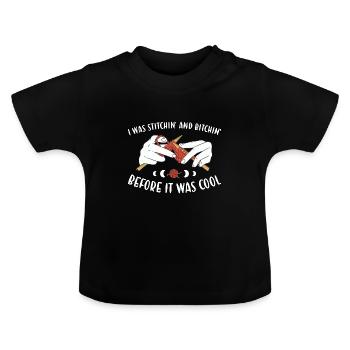 I Was Stitchin' And Bitchin' Knitting - Baby Organic T-Shirt with Round Neck - black - Front