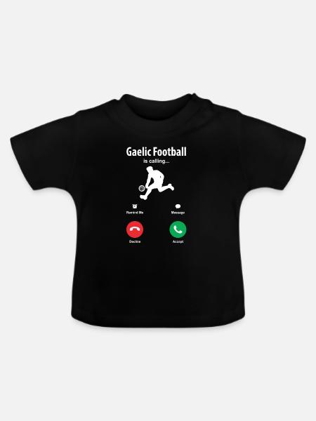 Der Gälische Fußball Ruft - Baby Bio-T-Shirt mit Rundhals - Schwarz