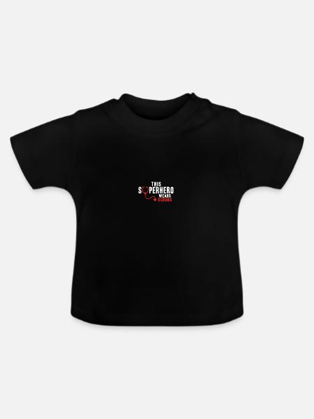 This Superhero Wears Scrubs - Baby Bio-T-Shirt mit Rundhals - Schwarz