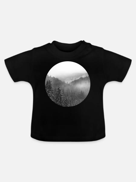 Verschneiter Winterwald - Baby Bio-T-Shirt mit Rundhals - Schwarz
