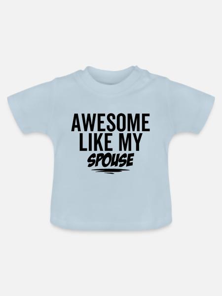 Großartig wie mein Ehepartner - Baby Bio-T-Shirt mit Rundhals - Hellblau