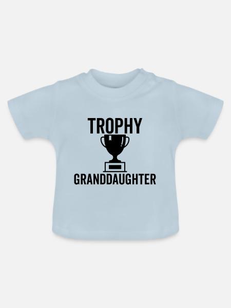 Trophäe Enkelin - Baby Bio-T-Shirt mit Rundhals - Hellblau