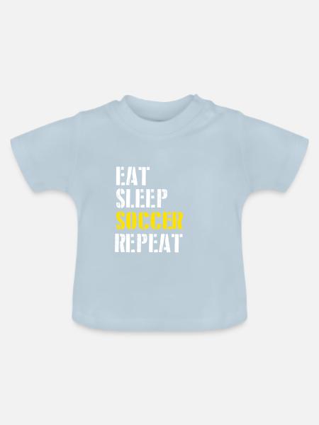 Eat. Sleep. Soccer. Repeat. - Baby Bio-T-Shirt mit Rundhals - Hellblau