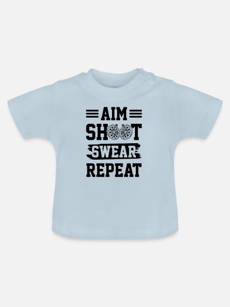 dart shoot swear repeat - Baby Bio-T-Shirt mit Rundhals - Hellblau