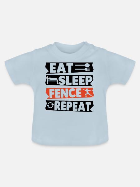 Eat Sleep Fence Repeat - Baby Bio-T-Shirt mit Rundhals - Hellblau