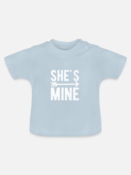She's mine Sie gehört mir Ehefrau Statement Spruch - Baby Bio-T-Shirt mit Rundhals - Hellblau