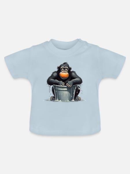 Affe sitzt im Wasserfass - Baby Bio-T-Shirt mit Rundhals - Hellblau