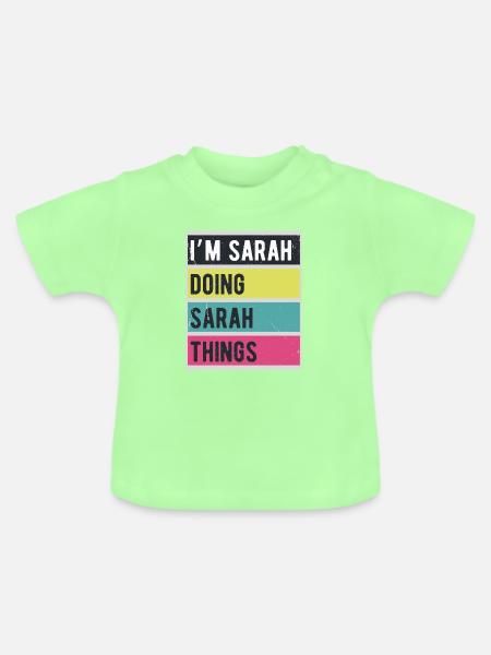 I’m Sarah Doing Sarah Things Retro - Baby Bio-T-Shirt mit Rundhals - Mintgrün