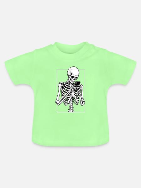 Skelett beim Doomscrolling - Baby Bio-T-Shirt mit Rundhals - Mintgrün