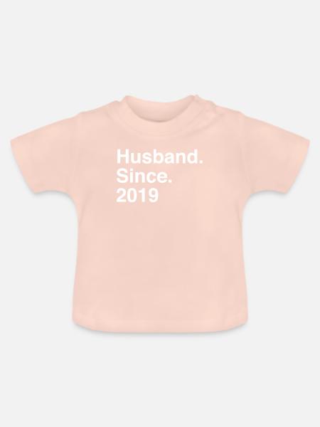 Jubiläumsehemann seit 2019 Hochzeit - Baby Bio-T-Shirt mit Rundhals - Kristallrosa