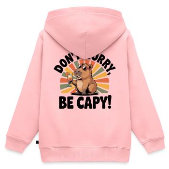 Keine Sorge, sei Capy! Seitliche Pose - Kinder Premium Organic Zip Hoodie - Rosa - Hinten - AI Model Kid Female (0cm)
