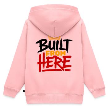 Von hier aus aufgebaut: Ausdruck von Stolz und Authentizität - Kinder Premium Organic Zip Hoodie - Rosa - Hinten - AI Model Kid Female (0cm)
