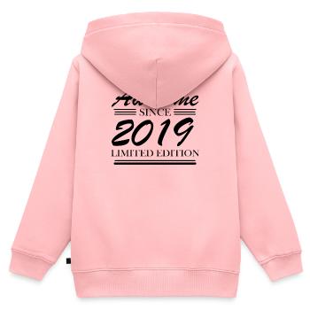 2019 - Jahrgang 2019 - Geburtsjahr 2019 - Kinder Premium Organic Zip Hoodie - Rosa - Hinten - AI Model Kid Female (0cm)