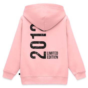 14 ans – Cadeau drôle millésime 2012 - Sweat Premium à capuche zippé enfant bio - rose - Dos - AI Model Kid Female (0cm)