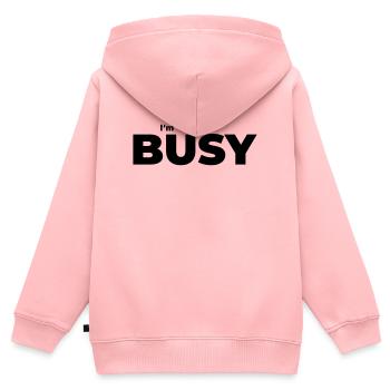 Occupé à être occupé - Sweat Premium à capuche zippé enfant bio - rose - Dos - AI Model Kid Female (0cm)