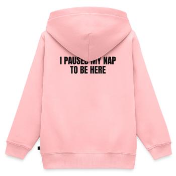 J’ai mis ma sieste en pause pour être ici - Sweat Premium à capuche zippé enfant bio - rose - Dos - AI Model Kid Female (0cm)