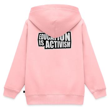 L’éducation est activisme Bildung Aktivismus Déclaration - Sweat Premium à capuche zippé enfant bio - rose - Dos - AI Model Kid Female (0cm)