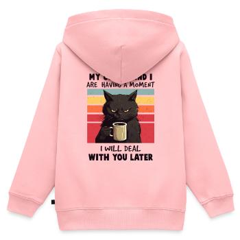 Ein lustiges Vintage-Design mit einem mürrischen schwarzen CA - Kinder Premium Organic Zip Hoodie - Rosa - Hinten - AI Model Kid Female (0cm)