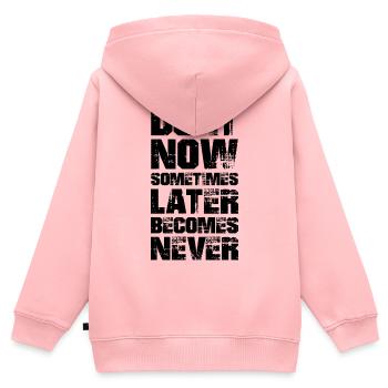 fais-le maintenant parfois plus tard devient jamais - Sweat Premium à capuche zippé enfant bio - rose - Dos - AI Model Kid Female (0cm)