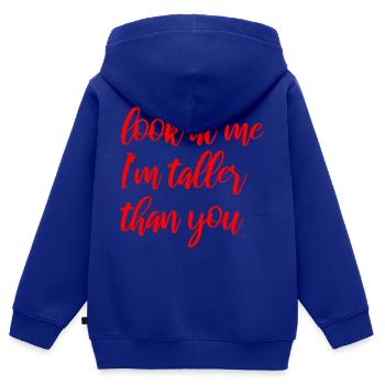 Regarde moi, je suis plus grande que toi - Sweat Premium à capuche zippé enfant bio - bleu roi - Dos - AI Model Kid Male (0cm)