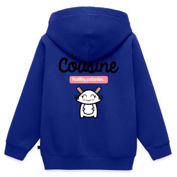 bientôt cousine veuillez patienter - Sweat Premium à capuche zippé enfant bio - bleu roi - Dos - AI Model Kid Male (0cm)