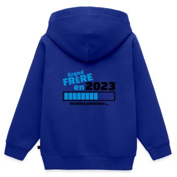 grand frere en 2023 veuillez patienter - Sweat Premium à capuche zippé enfant bio - bleu roi - Dos - AI Model Kid Male (0cm)