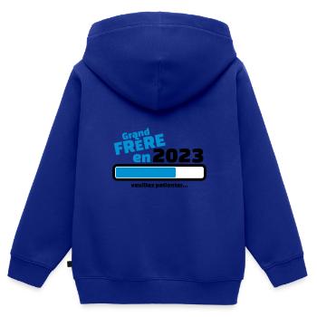 grand frere en 2023 veuillez patienter - Sweat Premium à capuche zippé enfant bio - bleu roi - Dos - AI Model Kid Male (0cm)