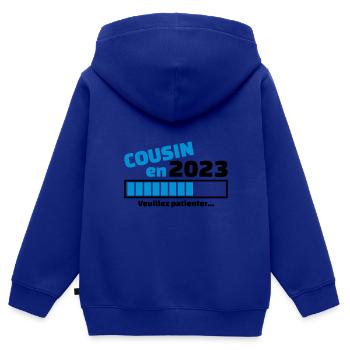 cousin en 2023 veuillez patienter - futur cousin - Sweat Premium à capuche zippé enfant bio - bleu roi - Dos - AI Model Kid Male (0cm)