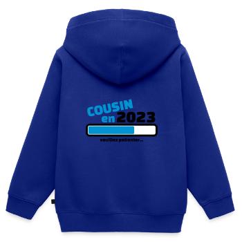 cousin en 2023 veuillez patienter - Sweat Premium à capuche zippé enfant bio - bleu roi - Dos - AI Model Kid Male (0cm)