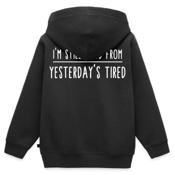 Je suis encore fatigué de la fatigue d’hier. Drôle - Sweat Premium à capuche zippé enfant bio - noir - Dos - AI Model Kid Male (0cm)